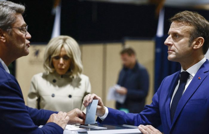 Macron voted in the French parliamentary elections in the city of Le Touquet.