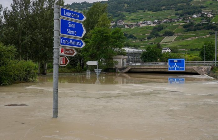 The number of victims of floods and landslides in Switzerland has risen to six.