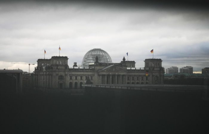 The German opposition has called for staff reductions in the Bundestag administration.