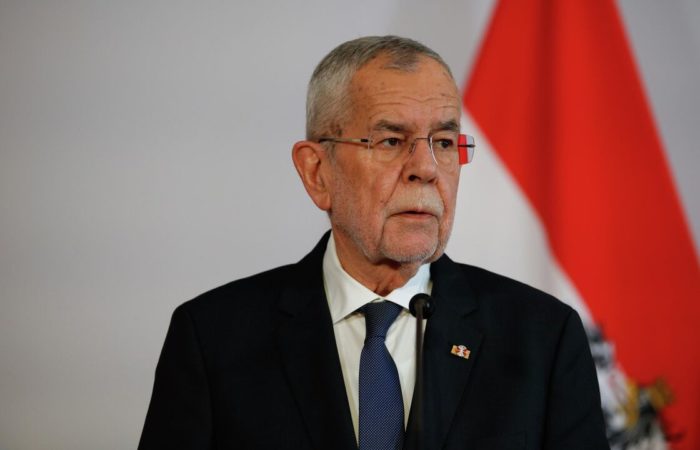 After the elections, the Austrian President called on the parties to agree on a coalition.