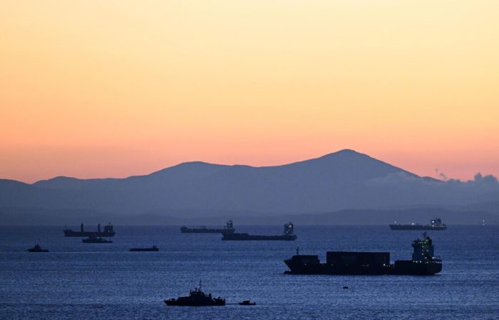 The transit of ships through the Bosphorus Strait was suspended due to fog.