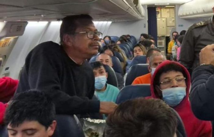 The first flight with migrants from the United States arrived in Colombia.